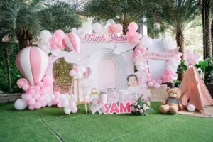 be-tuoi-ngua-nen-decor-gi-trang-tri-thoi-noi-tone-hong-khinh-khi-cau