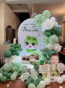 backdrop-be-trai-tuoi-ran-tone-xanh-la