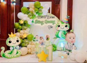 backdrop-be-trai-tuoi-ran-tone-xanh-la