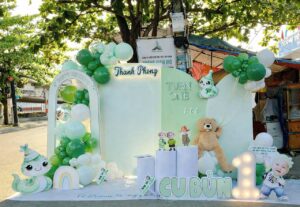 backdrop-be-trai-tuoi-ran-tone-xanh-la