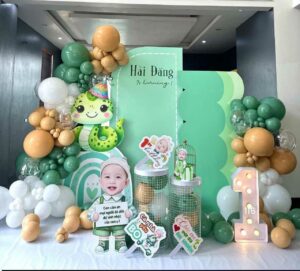 backdrop-be-trai-tuoi-ran-tone-xanh-la