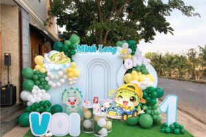 backdrop-be-trai-tuoi-ran-tone-xanh-la