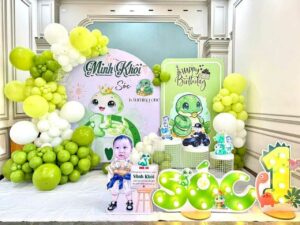 backdrop-be-trai-tuoi-ran-tone-xanh-la