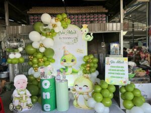 backdrop-be-trai-tuoi-ran-tone-xanh-la